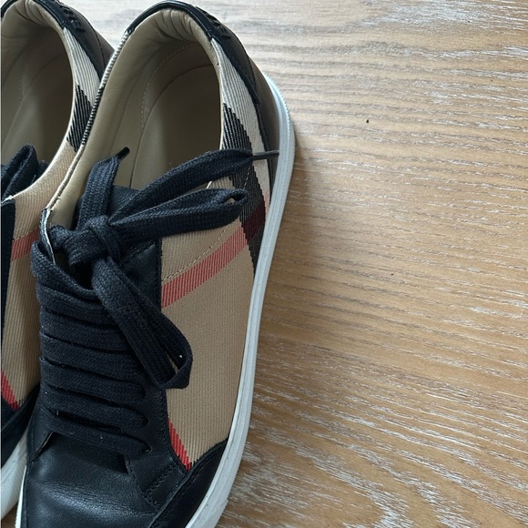 Burberry Sneakers - Picture 2 of 7